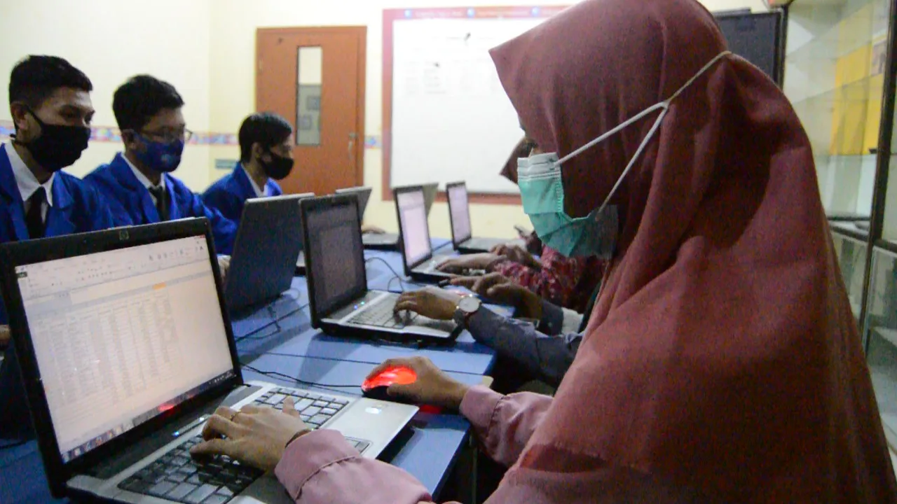 	Kuliah cepat kerja dan bisnis di Surabayaa