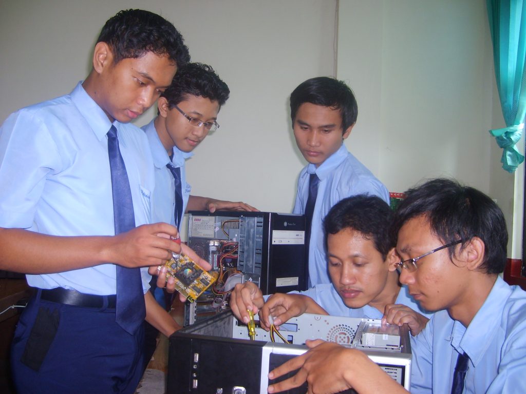 Kursus komputer di madiun teknisi komputer