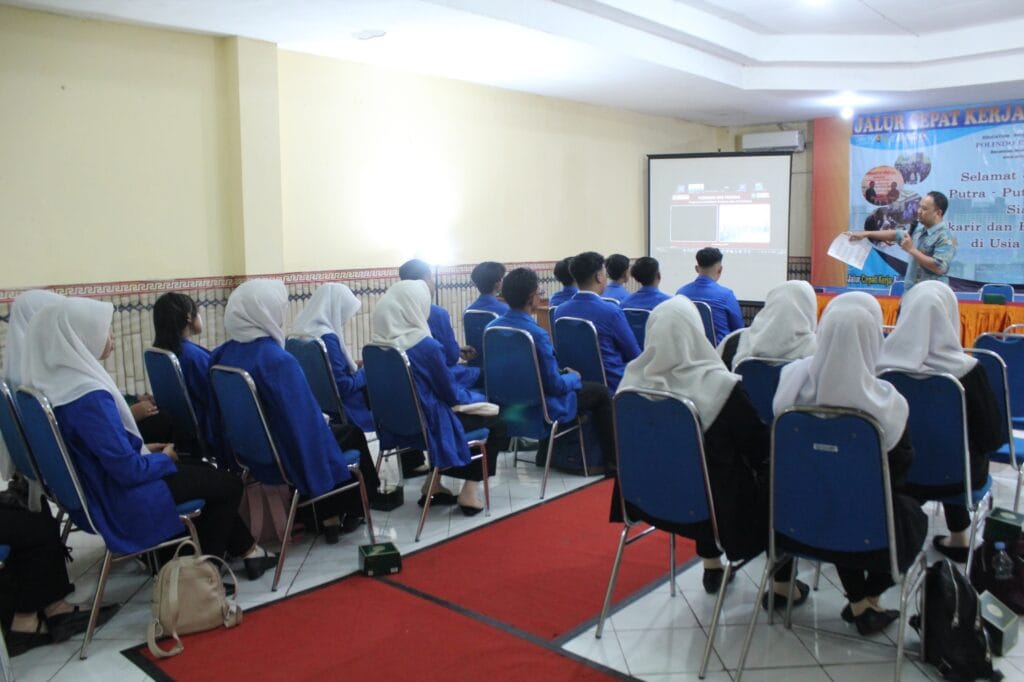 Suasana yudisium POLINDO Madiun yang penuh semangat dan haru sebagai momen kelulusan mahasiswa vokasi