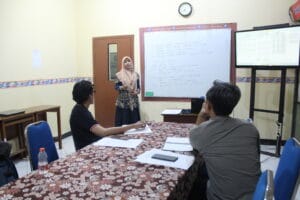 Peserta kursus Bahasa Inggris di POLINDO Madiun sedang berdialog dan mempresentasikan ide dalam suasana kelas vokasi yang interaktif