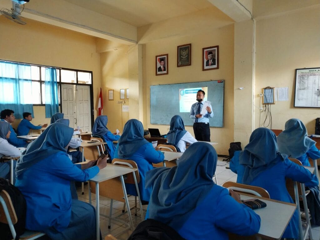 Mahasiswa POLINDO Madiun berlatih public speaking vokasi sebagai soft skill strategis untuk tampil percaya diri dan siap kerja